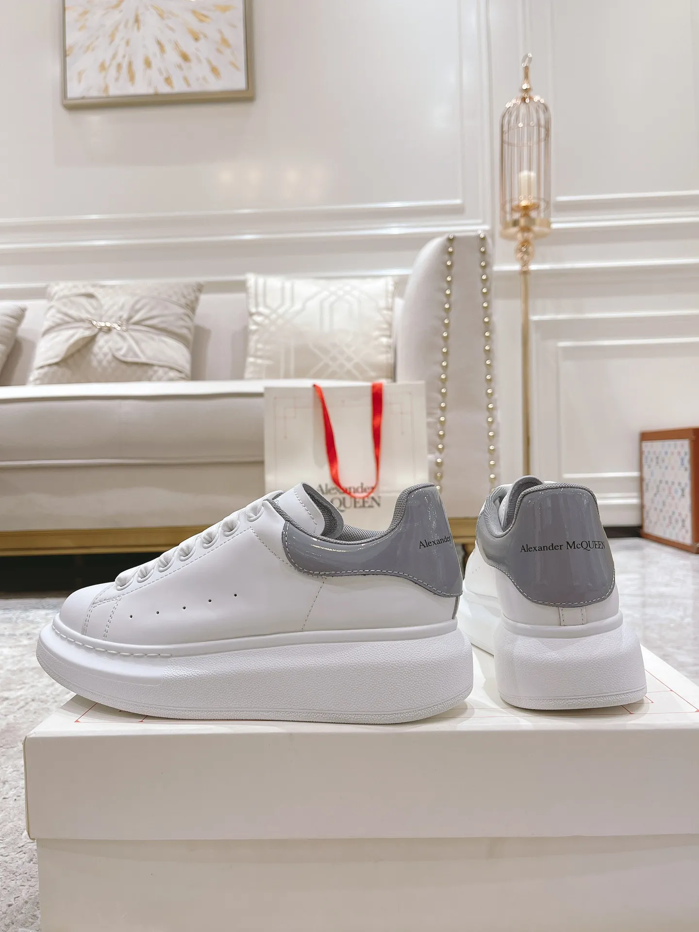 👟👟Ex-factory price 480👟👟 Women's shoes Alexander McQ·ss white shoes, McQueen has been making it for 5 years in a row, the latest upgraded counter is synchronized...🈶McQueen MCQ has always been exclusive in the molded fabric material, I can't put it down, the correct version, the fit is absolutely wonderful, and the comfort is superb. My store is not the first to sell large quantities of goods, but what I give you is always the nicest goods, with the best quality made with care! 👑McQueen Spring, Summer, Autumn and Winter...✔Classic + Fashionable + Versatile + Atmosphere + Elegant + Tasteful🈵🈵Celebrity first choice, one of the must-haves, many colors to choose from✔✔✔ 1⃣Fabric: Exclusive molded beige imported silk cowhide Upper imported custom anti-fouling. T👟👟Ex-factory price U+👟👟Ex-factory price U anti-yellowing. Super temperament 2⃣Inner lining: Imported A-grade water-dyed sheepskin (the price is the same as cowhide lining) 3⃣Outsole: Counter original molded rubber T👟👟factory price U outsole Thick sole design about 4.5cm Men's and women's abrasive lasts are different 4⃣With original counter publication (original off-white shoe box. Cloth bag. Handbag. Closed Qualification certificate 1:1 mold opening 4-piece set. Comes with a pair of shoelaces 👫Men and women couples size: female 35-40 male 39-44